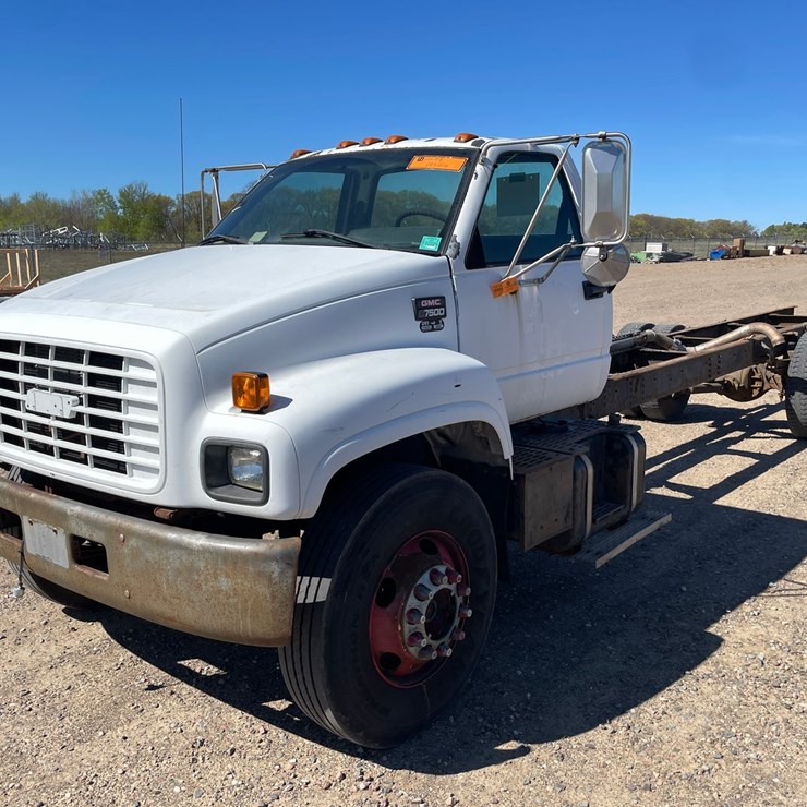#1015 • 2001 GMC C7500 Cab and Chassis (Has MN Title)