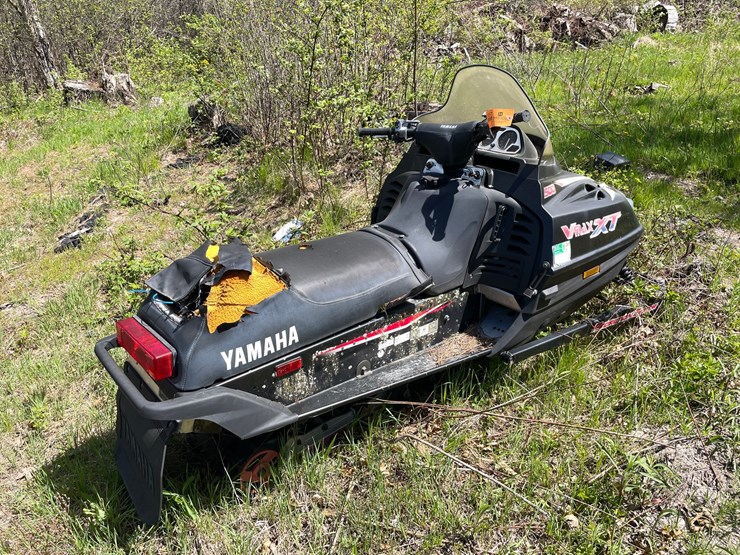 #2857-•-yamaha-snowmobile-(has-registration-card)-(or)-image-1