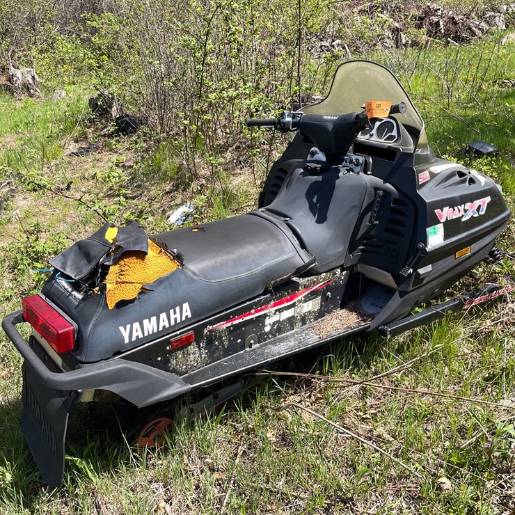 #2857 • Yamaha Snowmobile (Has Registration Card) (OR)