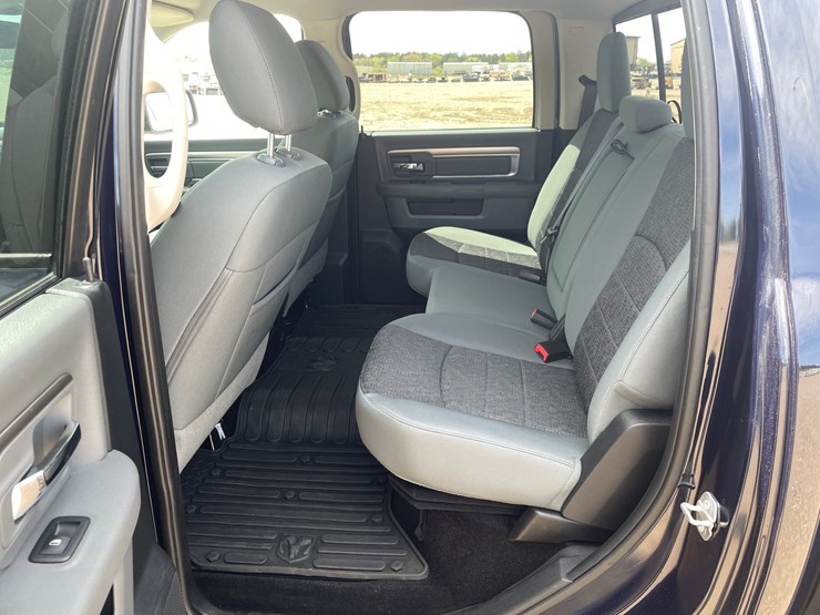2015-dodge-1500-image-26