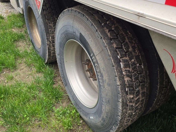 2014-freightliner-m2-106-image-14