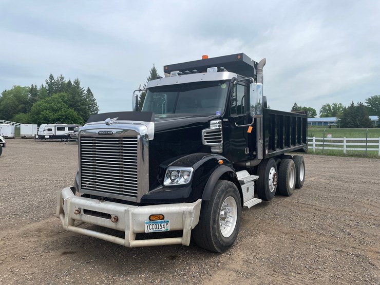 #1319-•-2011-freightliner-dump-truck-(has-mn-title)-image-1