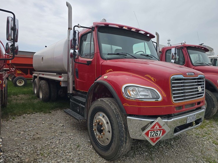 2013-freightliner-m2-106-image-3