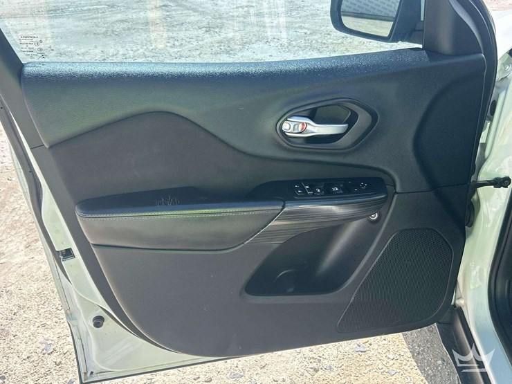 2016-jeep-cherokee-image-11