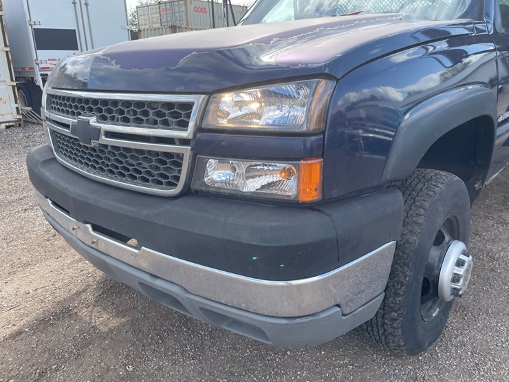 2005-chevrolet-3500-image-12
