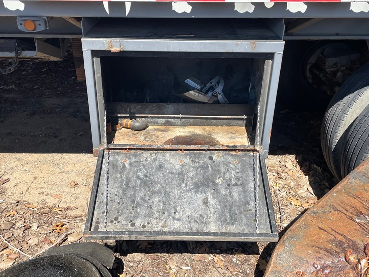 #1209-•-1981-shoals-american-hot-asphalt-tank-trailer-(has-mn-title)-image-5