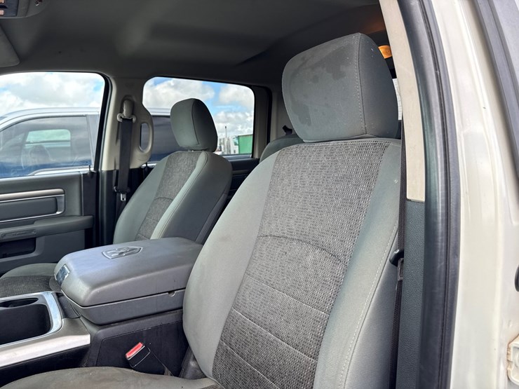 2016-dodge-1500-image-43