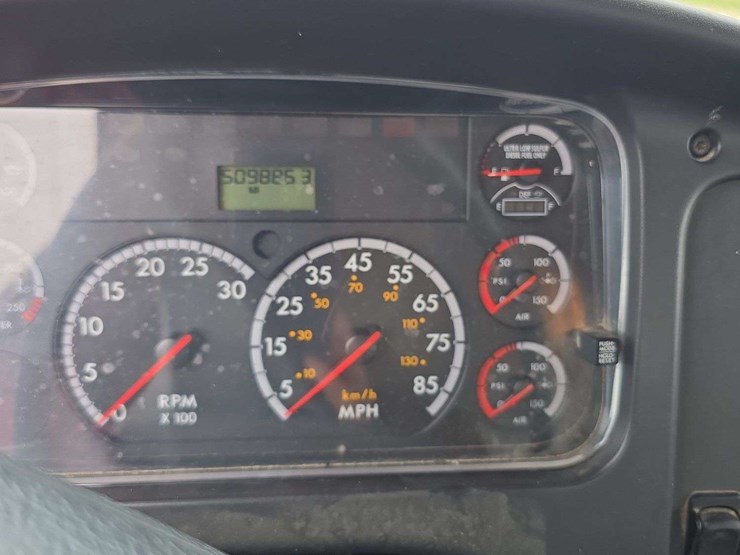 2014-freightliner-m2-106-image-8