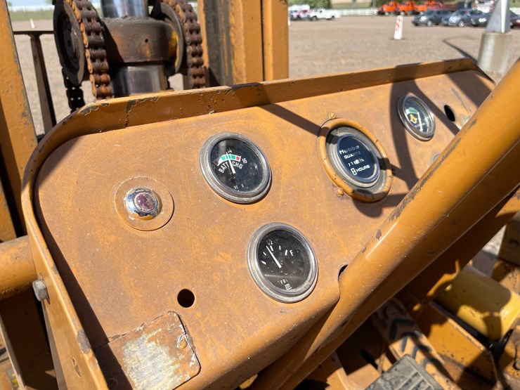 #1017-•-minneapolis-moline-forklift-image-15