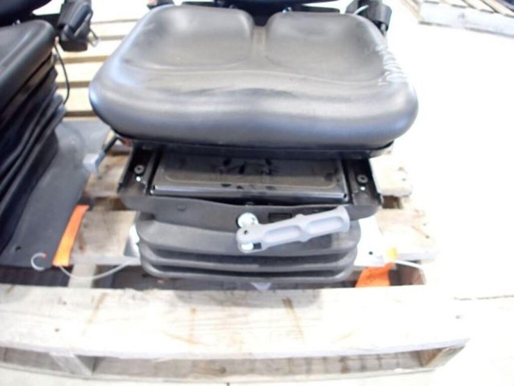 qty-of-(2)-cobo-tractor-seats-image-10