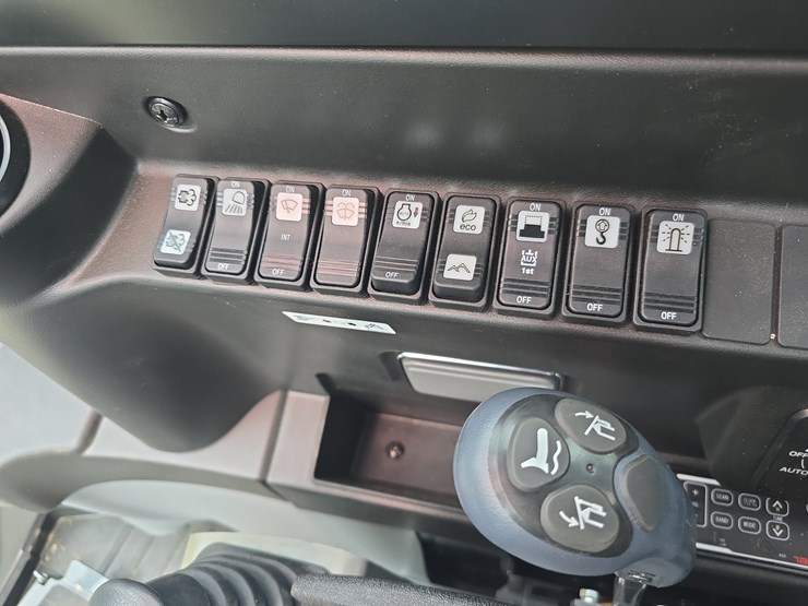 2024-takeuchi-tb290-image-101
