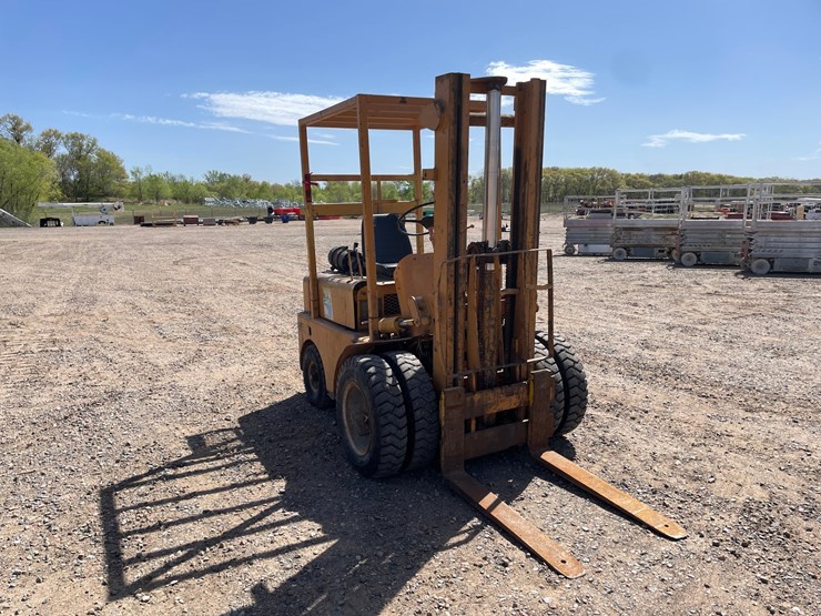 #1017-•-minneapolis-moline-forklift-image-6