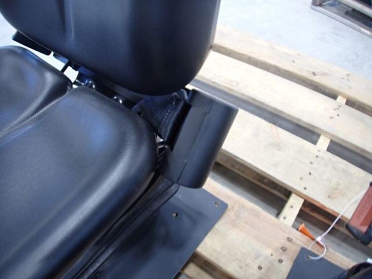 qty-of-(2)-cobo-tractor-seats-image-12
