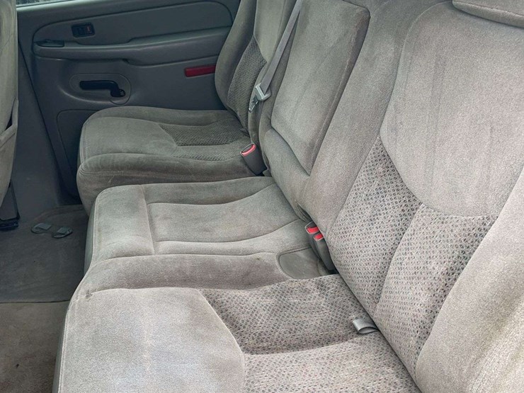 2005-chevrolet-suburban-image-12