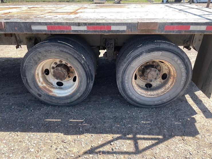 2002-peterbilt-385-image-12
