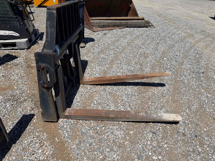 jcb-coupler-attached-pallet-forks-image-2