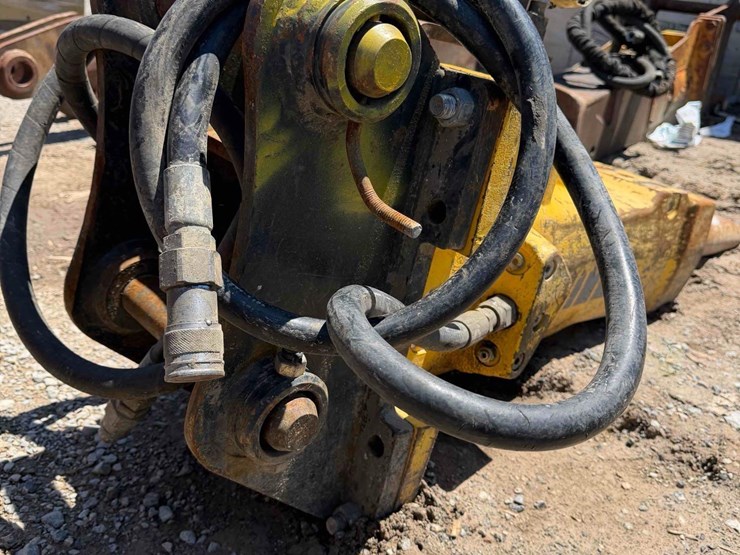 sb552-epiroc-hydraulic-hammer-attachment-image-4
