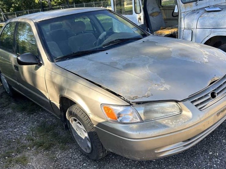 #3-•-1999-toyota-camry-image-3