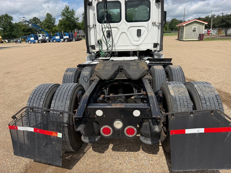 #16229-•-2017-freightliner-cascadia-px12506457-image-5
