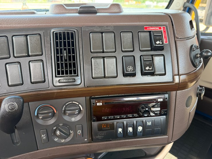 #16237-•-2016-volvo-vnl2t300-image-11