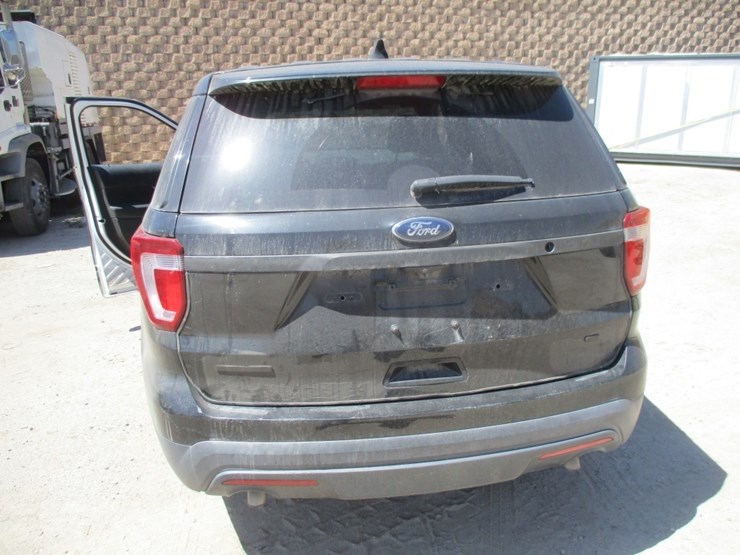 2016-ford-explorer-image-15