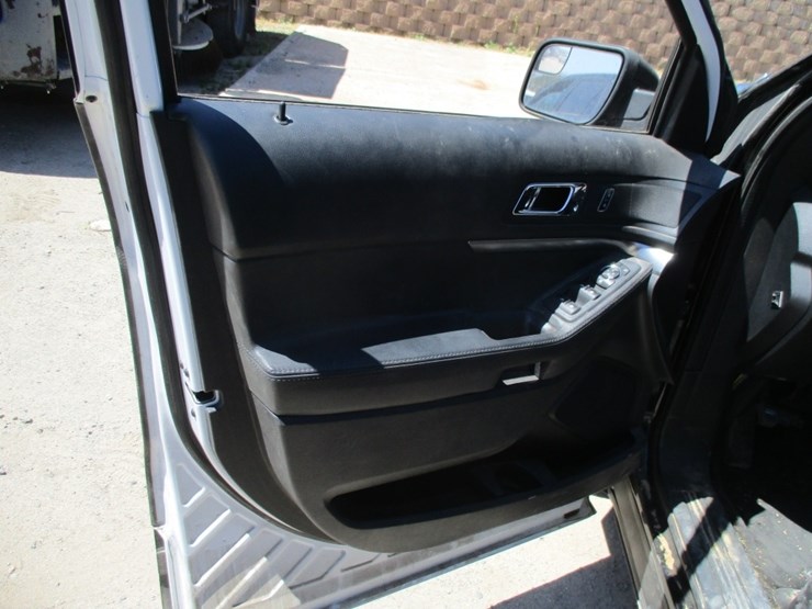 2016-ford-explorer-image-14