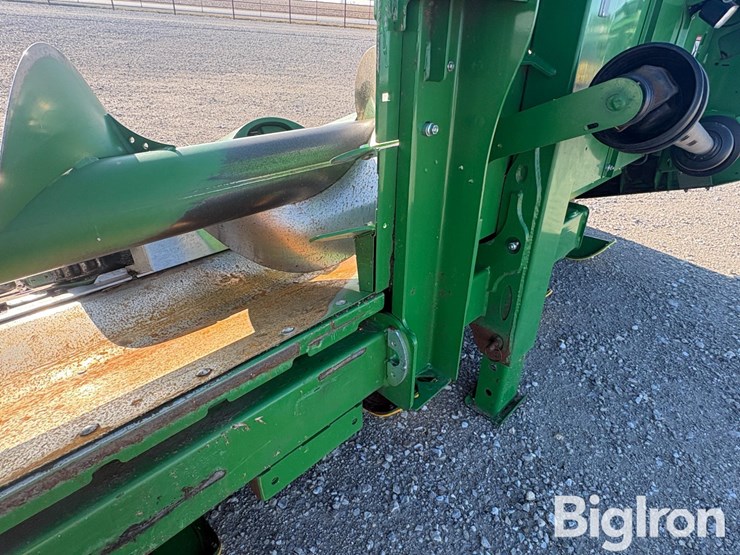 2021-john-deere-c8r-image-15