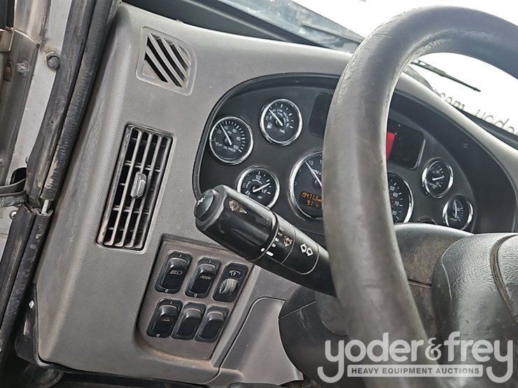 2014-peterbilt-337-image-34