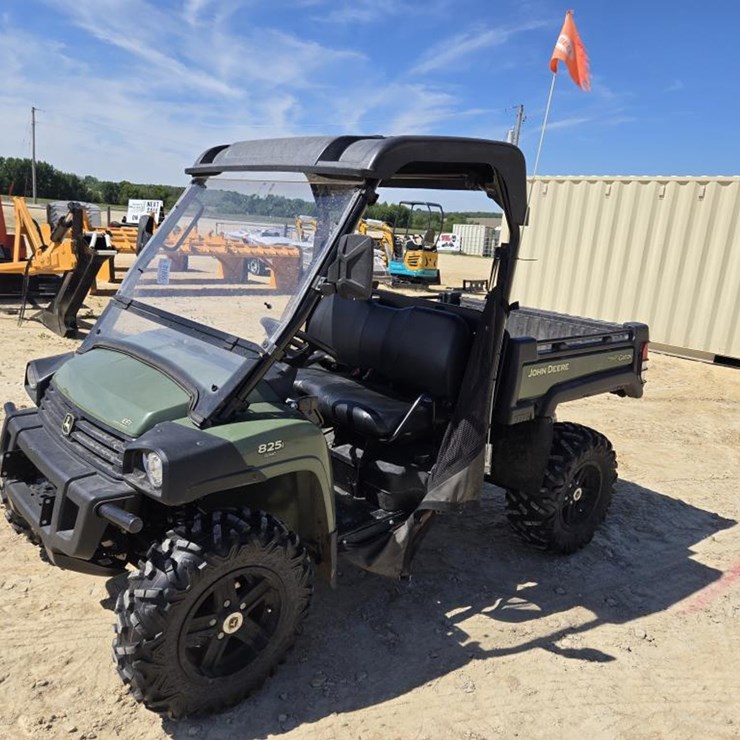 JOHN DEERE GATOR