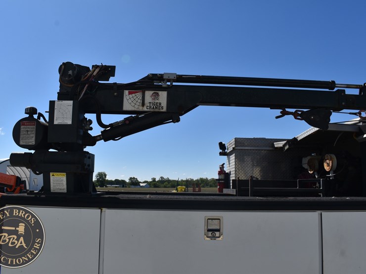 2017-ford-f550-xl-image-32