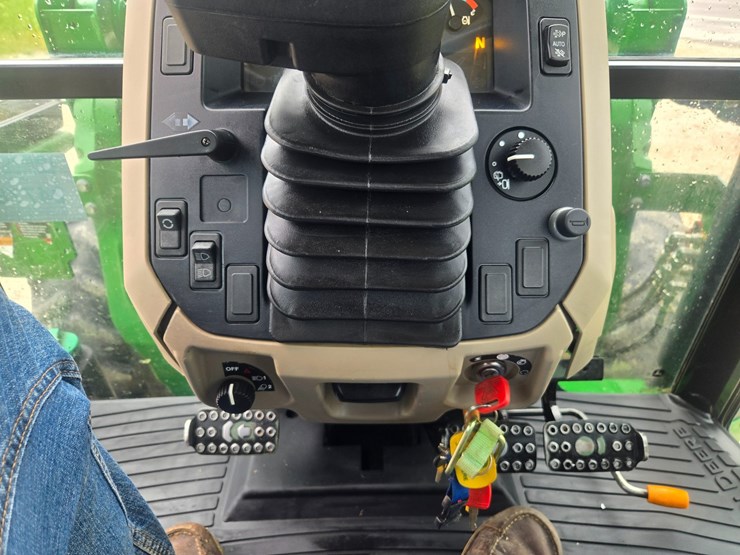 john-deere-6105d-image-44