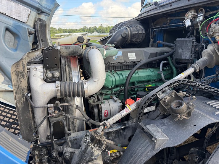 2015-volvo-vnl42t300-image-11