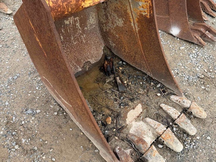24”-toothed-bucket-image-1