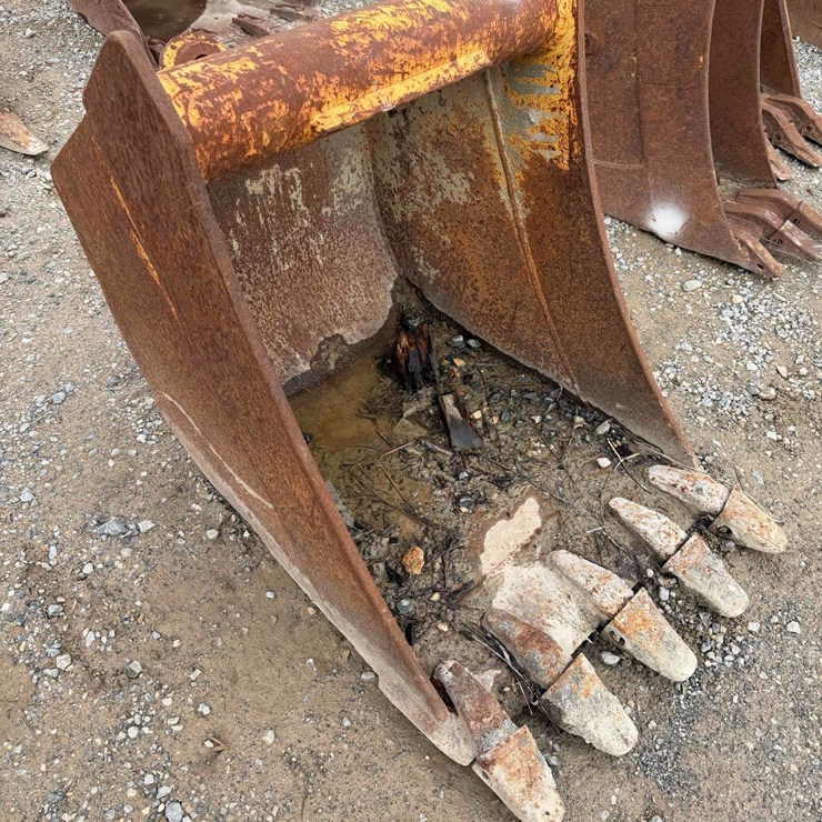 24” Toothed Bucket