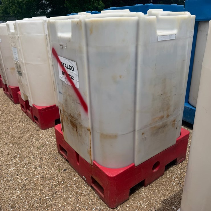 #1643 • 330 GALLON PLASTIC STORAGE OIL TANK