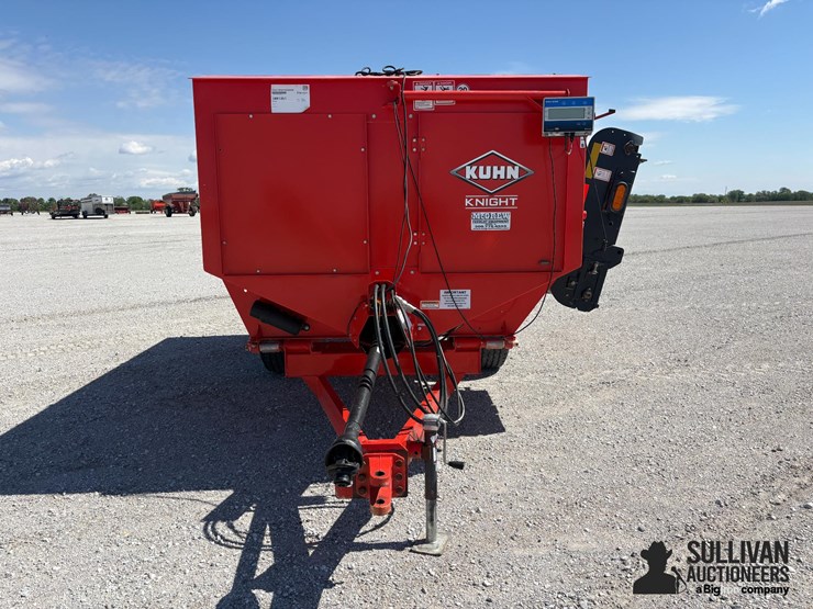 kuhn-knight-reel-auggie-ra130-feeder-wagon-image-2