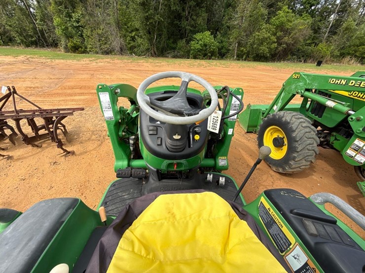 john-deere-3320-image-12