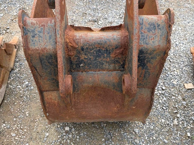 24”-cat-bucket-w/-cutting-edge-image-4