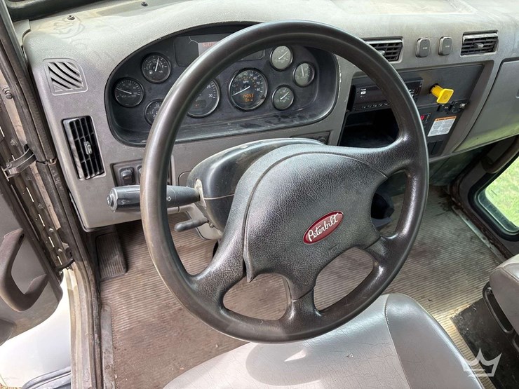 2017-peterbilt-337-image-32