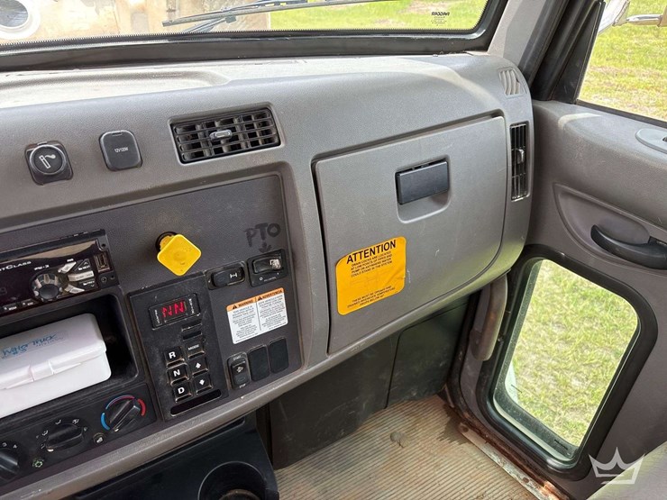 2017-peterbilt-337-image-39