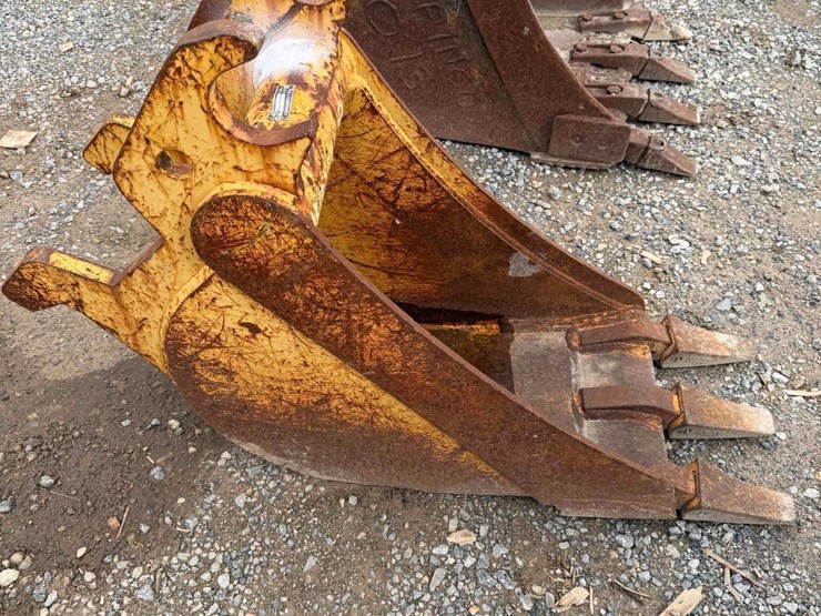 12”-john-deere-toothed-bucket-image-2