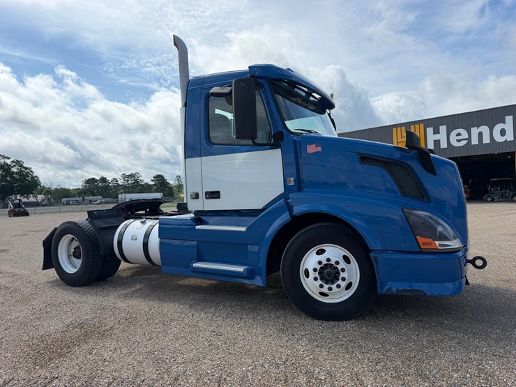 2015-volvo-vnl42t300-image-2