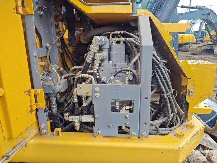 2020-deere-135g-image-25