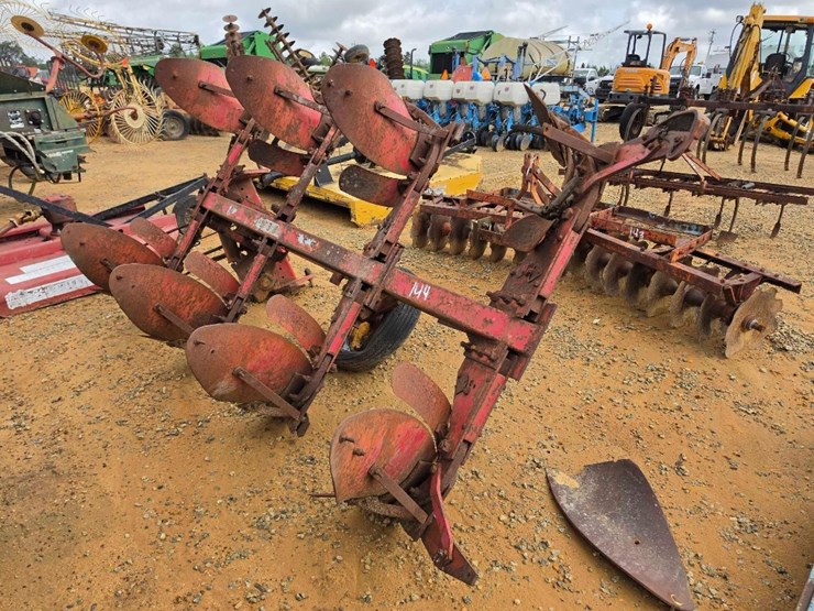 144---absolute---massey-ferguson-mf57-switch-plow-image-1
