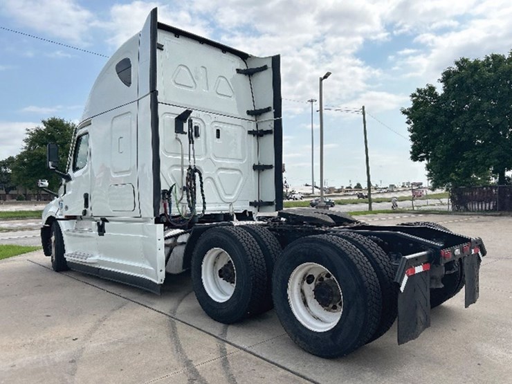 2021-freightliner-cascadia-126-image-2