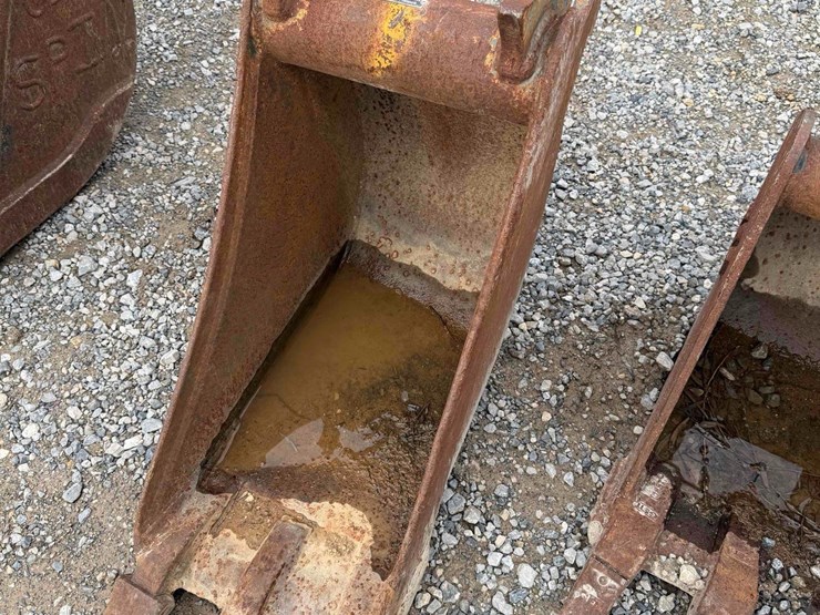 12”-john-deere-toothed-bucket-image-1