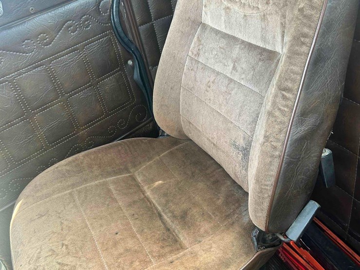 1987-peterbilt-359-image-58