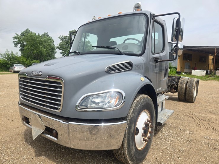 2005-freightliner-m2-106-image-1
