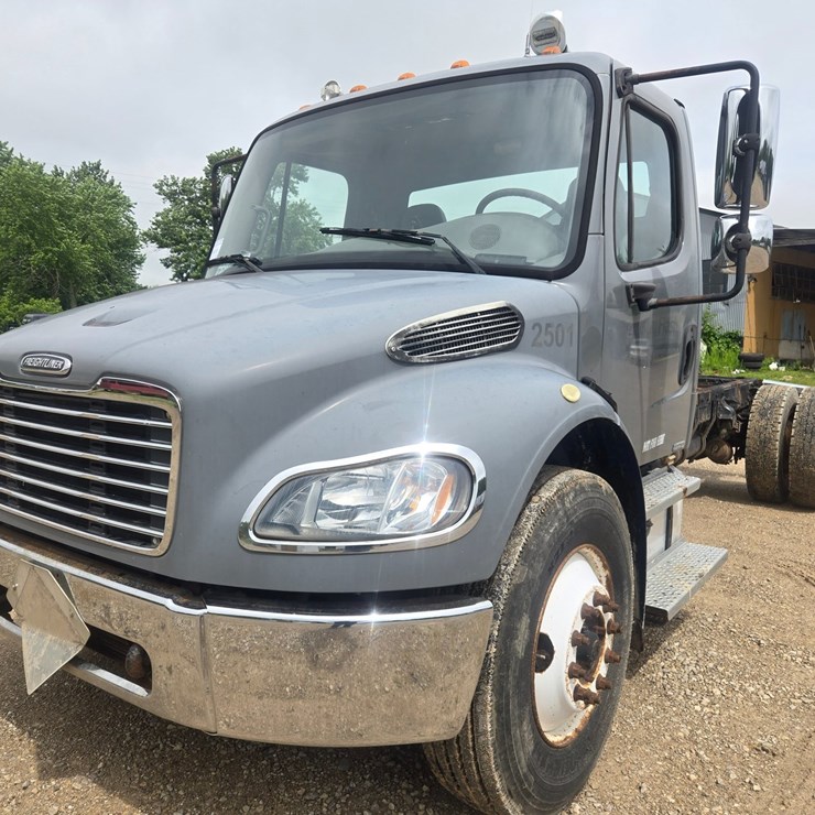 2005 FREIGHTLINER M2 106