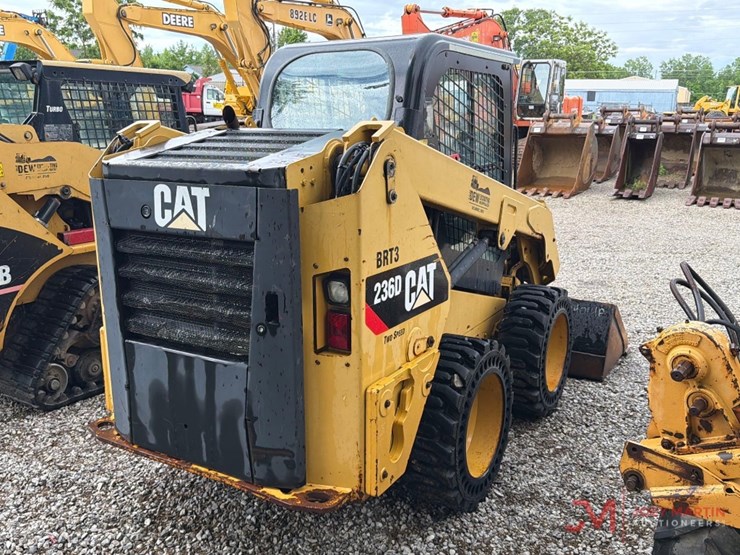 2015-caterpillar-236d-image-2